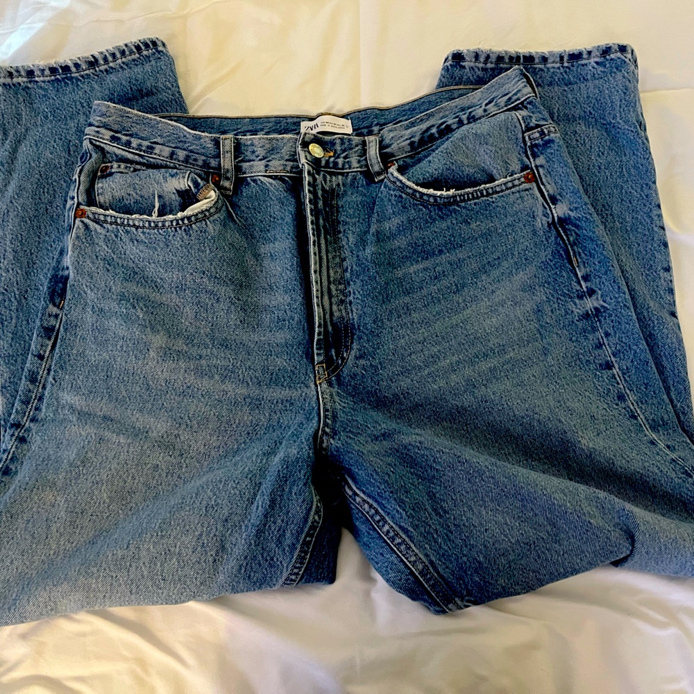 Zara brand. Loose baggy 90s style jeans. Wide leg
